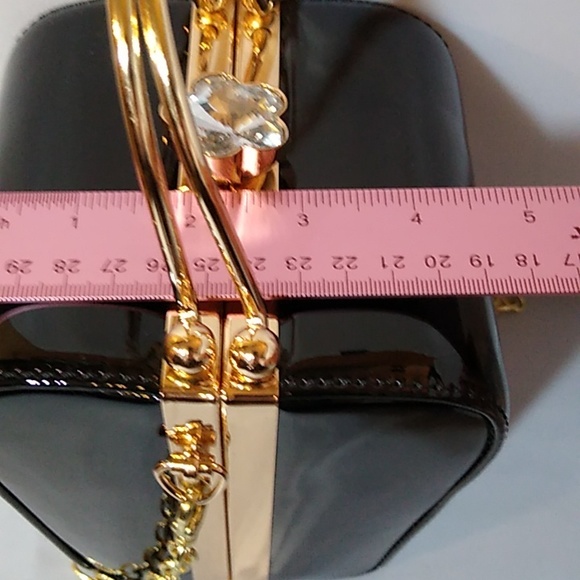 Unusual structured patent leather purse - Picture 5 of 8